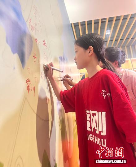 恐龙破醋瓶沙画点燃主场期待，常州球迷以剪纸