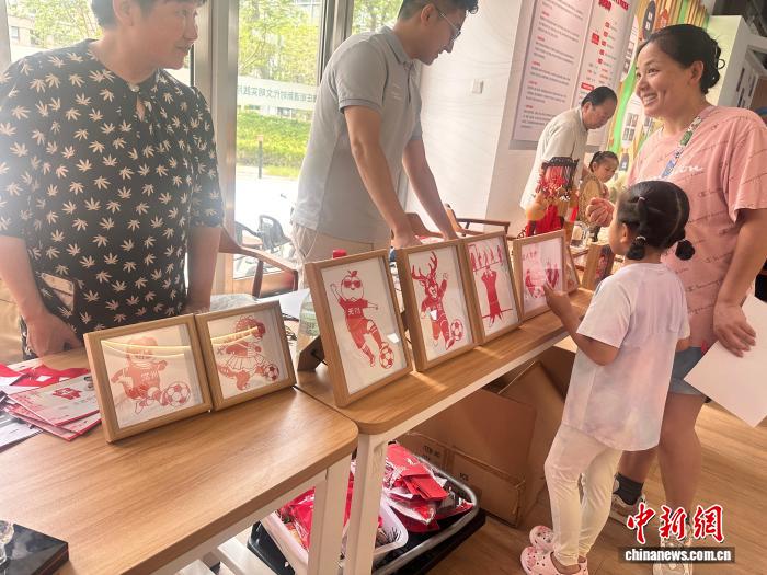 恐龙破醋瓶沙画点燃主场期待，常州球迷以剪纸