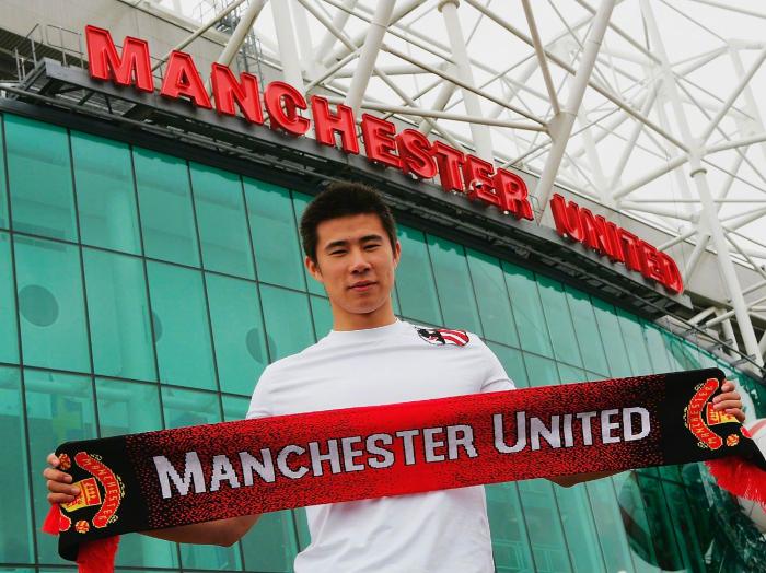 曼联博物馆正式珍藏董方卓国家队17号球衣，成为