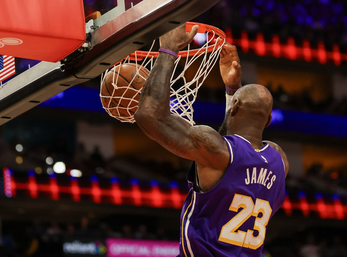 勒布朗·詹姆斯无球转型助力湖人7连胜，三核协