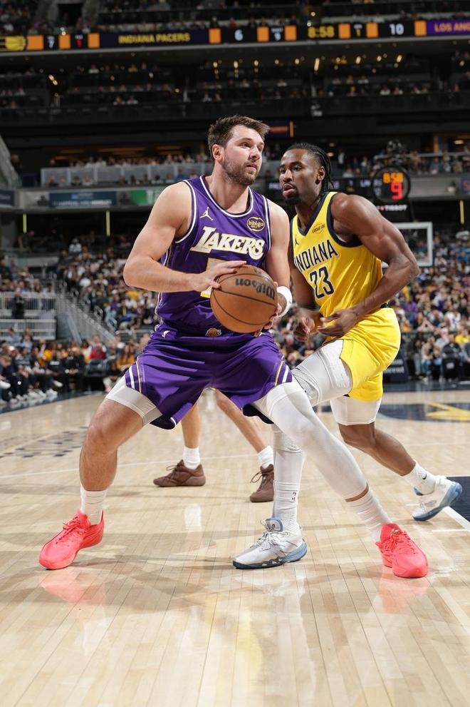 东契奇首节狂轰21分追平哈登历史第三