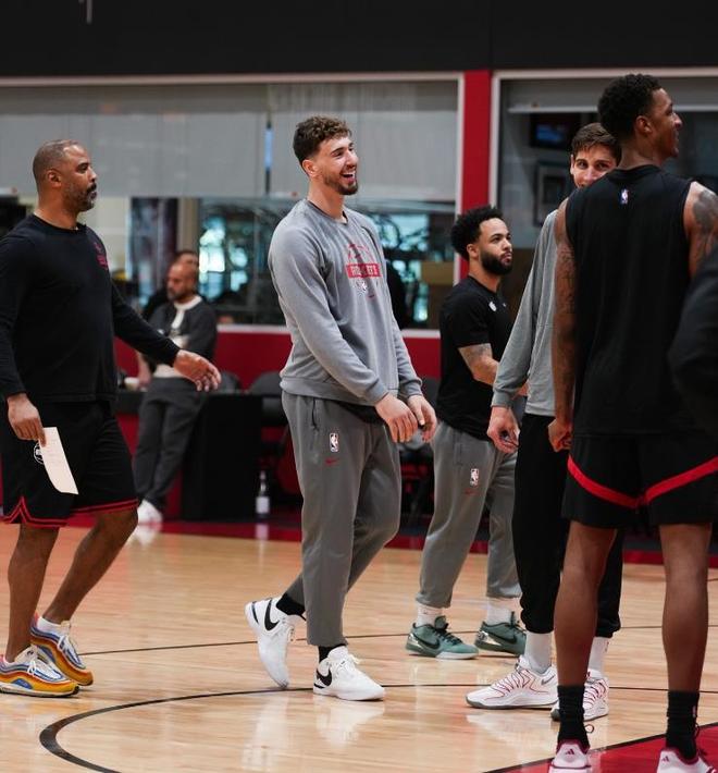 火箭队主场不敌湖人队 杜兰特低迷卡佩拉首发出