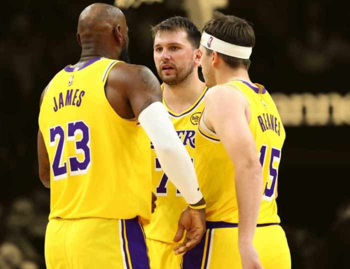 詹姆斯主动降薪辅助东契奇里夫斯冲击总冠军