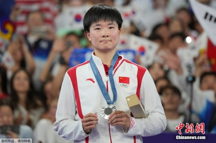 这就是奥运精神：何冰娇领奖时带着西班牙徽章