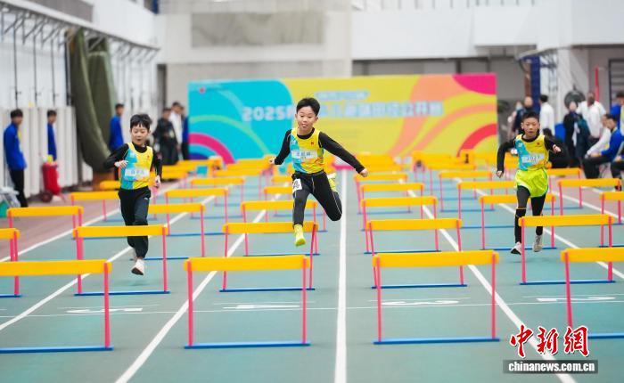 陕西近500名少儿同场竞技 2025趣味田径公开赛点燃