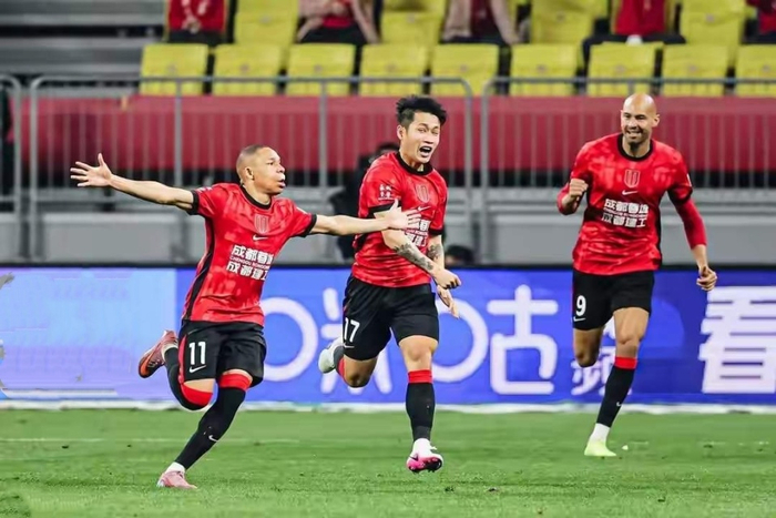 韦林顿被换下后成都蓉城12分钟连丢3球 将帅失和